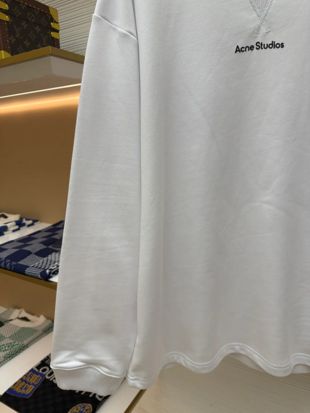 Acne Studios Logo Sweatshirt ●Authentic: Purchased and developed in 1999 ●Item number: 1680045-A35 ●Material: Pure cotton fabric ●Technology: Positioned cutting machine ●Version: Loose version ●Weight: about 690 grams ●Size: S-M-L-XL ●Description: Customized 100% cotton Zhensoft reactive ink sweatshirt material, soft to the touch, comfortable and skin-friendly, dressed in pure white, a symbol of purity and elegance A triangle of heaven and earth is quietly painted on the chest. The iconic Acne Studios seal logo embellishes the front to increase brand recognition. It outlines a high-end silhouette with extreme simplicity and becomes the smart focus of vision. It shows taste in a silent place and uses glue printing. Use glue liquid paint to print patterns on fabrics. Bake the fabric to fix the printed pattern. The overall wiring is straight and delicate, the fabric is comfortable and soft, and the color is consistent without color difference. It can be matched with the same style to create a fashionable look and control various occasions. Customized accessories, complete with three standards, same style for men and women!